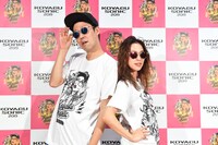 小籔千豊とサプライズゲストの中村アン（右）。