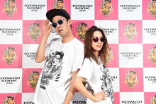 小籔千豊とサプライズゲストの中村アン（右）。