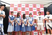 囲み取材に応じる日向坂46とTT兄弟。