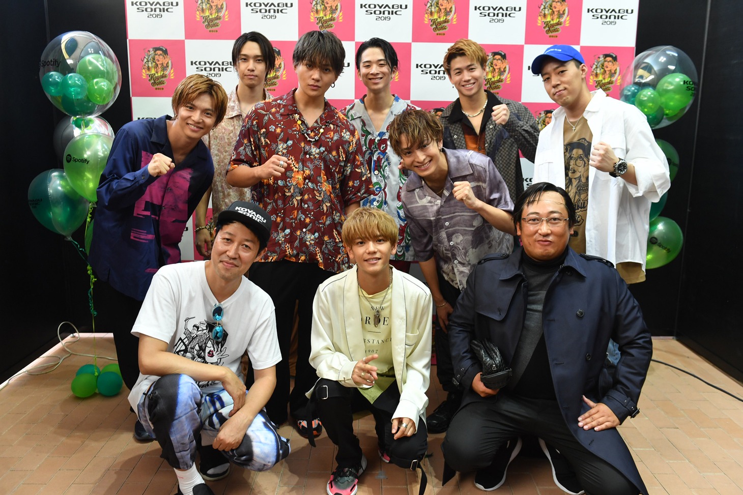 FANTASTICS from EXILE TRIBEと、ロバート秋山扮するプロスカウトマン・荒井裕次郎（前列右）、小籔千豊（前列左）。