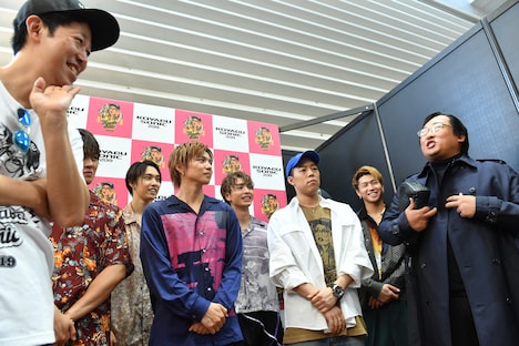 囲み取材の様子。