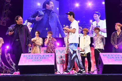 FANTASTICSのステージに現れたプロスカウトマン・荒井裕二郎。