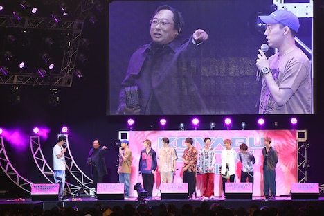 プロスカウトマン・荒井裕二郎がFANTASTICSのステージに現れた。