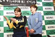 囲み取材中、ネタを披露するしゃかりき。