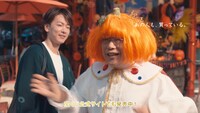笑福亭鶴瓶と佐藤健が出演するCM「ハロウィンジャンボ宝くじ『ハロウィンで宝くじ』篇」より。