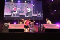 オープニングアクトを務めた空気階段。