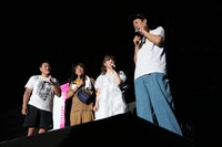 きゃりーぱみゅぱみゅとトークする小籔千豊（右）ら。