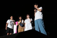 きゃりーぱみゅぱみゅとトークする小籔千豊（右）ら。