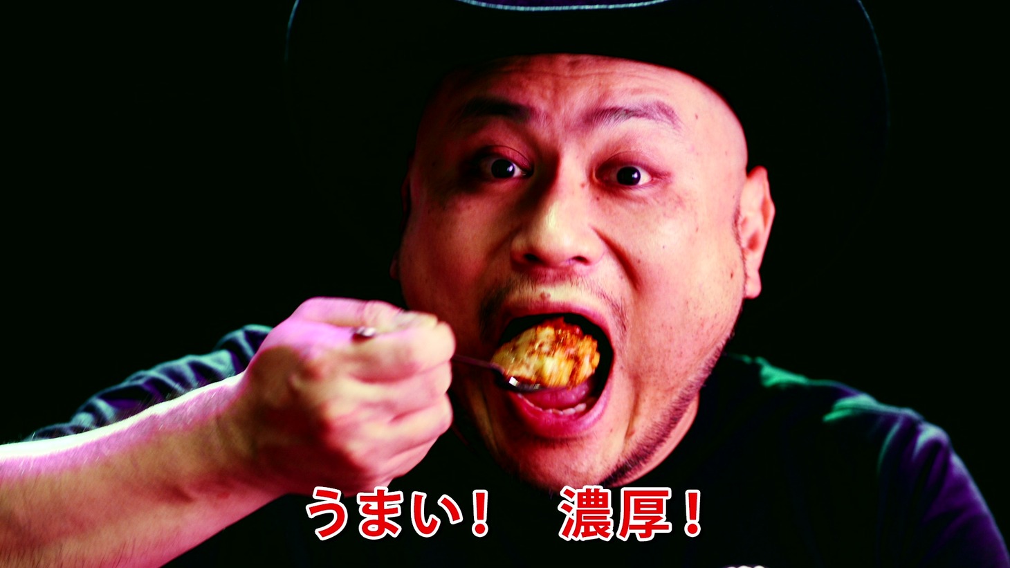 WebCM「誇張しすぎた食レポ篇」のワンシーン。