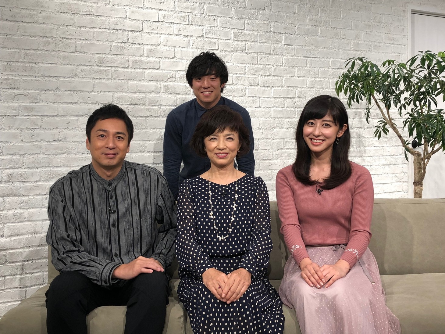 「ポロリ記念館」に出演する（前列左から）チュートリアル徳井、榊原郁恵、斎藤ちはるアナと、立花龍介氏（後列）。(c)テレビ朝日