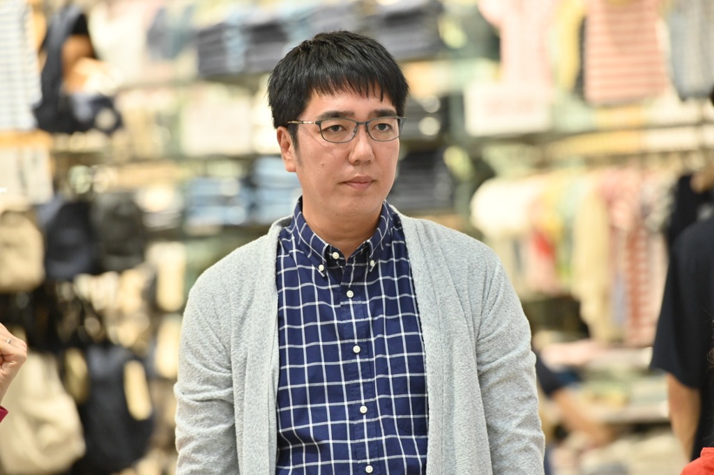 「火曜ドラマ『G線上のあなたと私』」に出演する、おぎやはぎ小木。(c)TBS