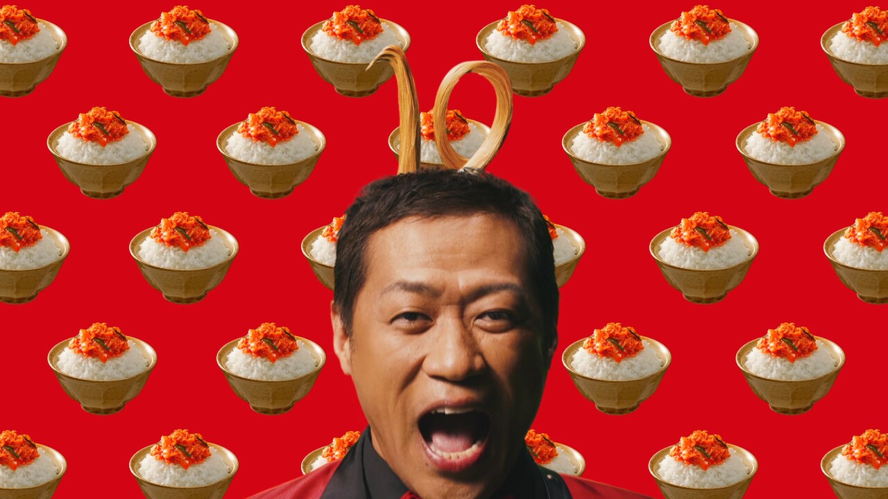 はなわ「ご飯がススム キムチ」10周年記念CMで熱唱、ツノも“10”の形に