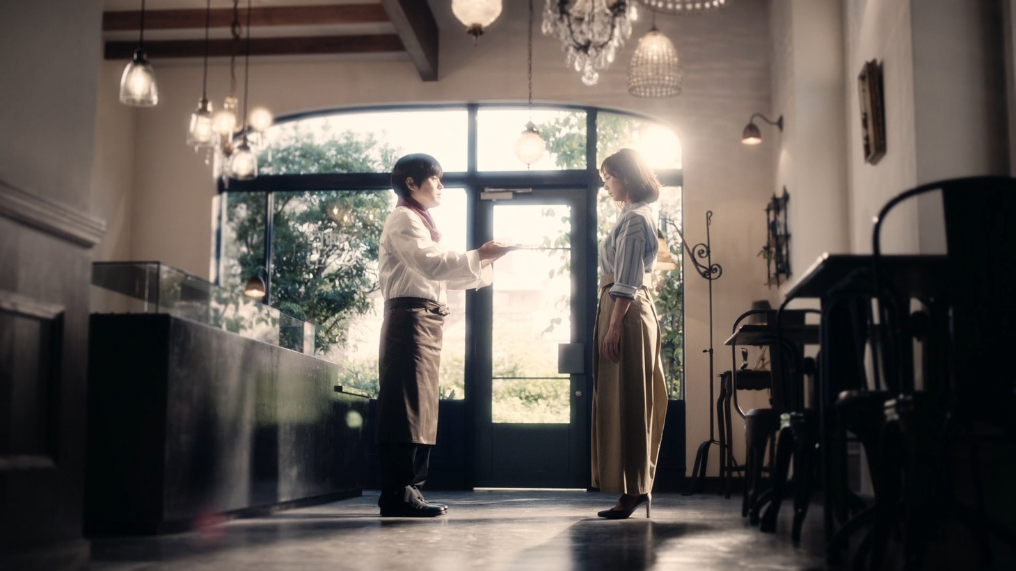 神戸ローストショコラの新CM「なぜ神戸（神戸弁ver.）」編より。