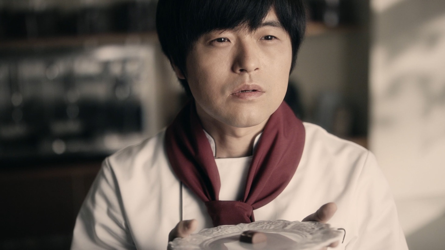 神戸ローストショコラの新CM「なぜ神戸（神戸弁ver.）」編に出演するバカリズム。