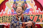 大笑いする東野幸治。(c)読売テレビ