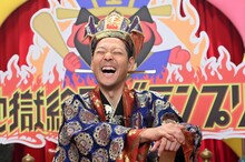 大笑いする東野幸治。(c)読売テレビ