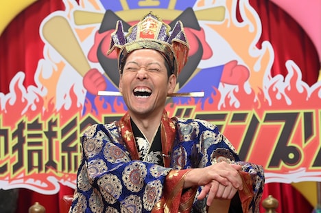 大笑いする東野幸治。(c)読売テレビ