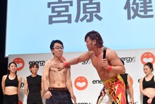 宮原健斗のチョップを受ける女と男・市川（左）。