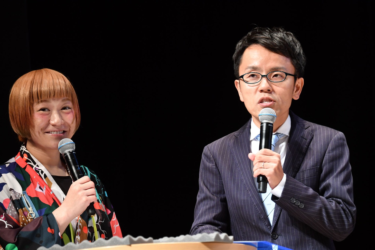 「energy～笑う筋肉～vol.2」概要発表会見のMCを務めた女と男。