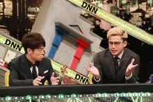 「全力！脱力タイムズ」に出演する（左から）陣内智則、小栗旬。(c)フジテレビ