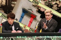 （左から）陣内智則、小栗旬。(c)フジテレビ