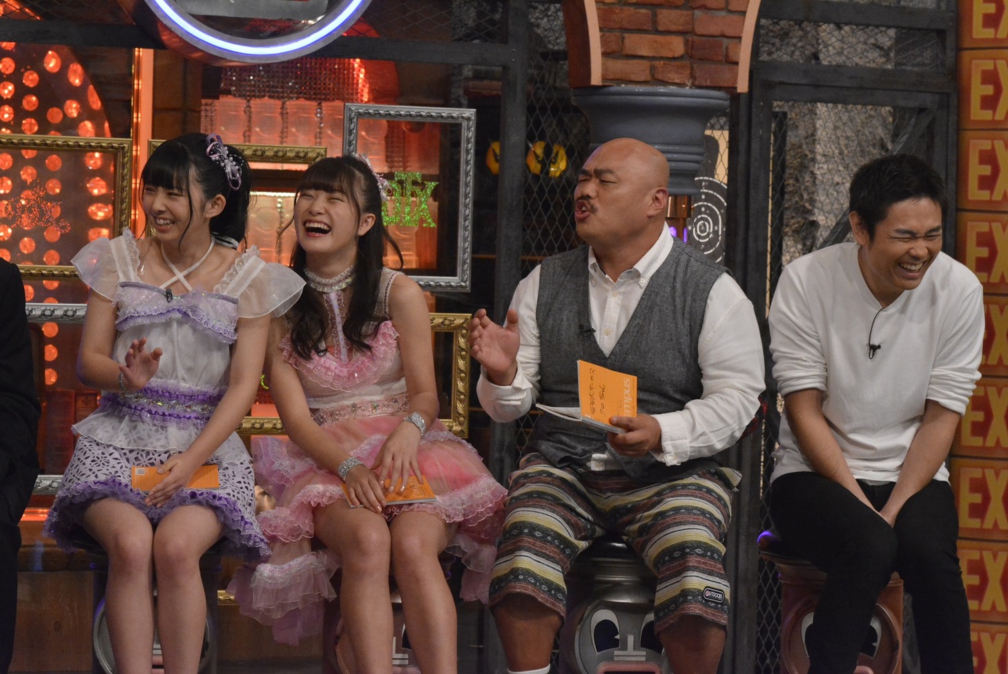 左から塚田百々花、遠藤みゆ、安田大サーカス・クロちゃん、品川庄司・品川。(c)読売テレビ