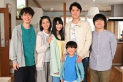 「生田家の朝」キャスト陣と福山雅治、バカリズム。(c)日本テレビ