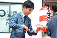 「ノーサイ丼」を受け取ったジャルジャル後藤。