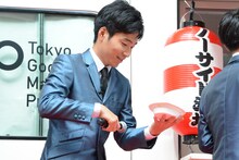 「ノーサイ丼」を受け取ったジャルジャル後藤。