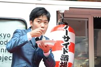 「ノーサイ丼」を試食するジャルジャル後藤。