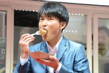 「ノーサイドフライ」を試食するジャルジャル福徳。
