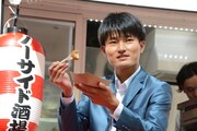 「ノーサイドフライ」の断面を見せるジャルジャル福徳。