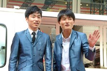 漫才を披露するジャルジャル。