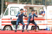 漫才を披露するジャルジャル。