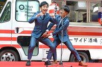 漫才を披露するジャルジャル。