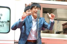 漫才を披露するジャルジャル。