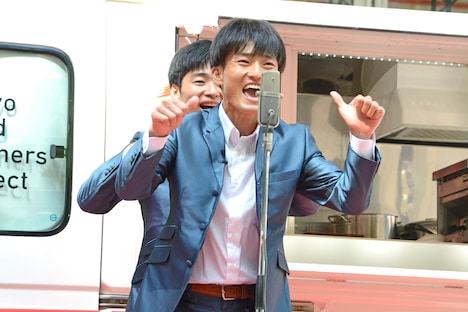 漫才を披露するジャルジャル。