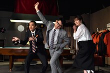 写真撮影時に野球のポーズを披露するナイツと吉田明世（右）。