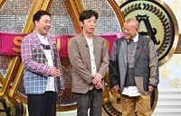 番組オープニングの（左から）フットボールアワー、笑福亭鶴瓶。(c)TBS