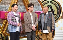 番組オープニングの（左から）フットボールアワー、笑福亭鶴瓶。(c)TBS