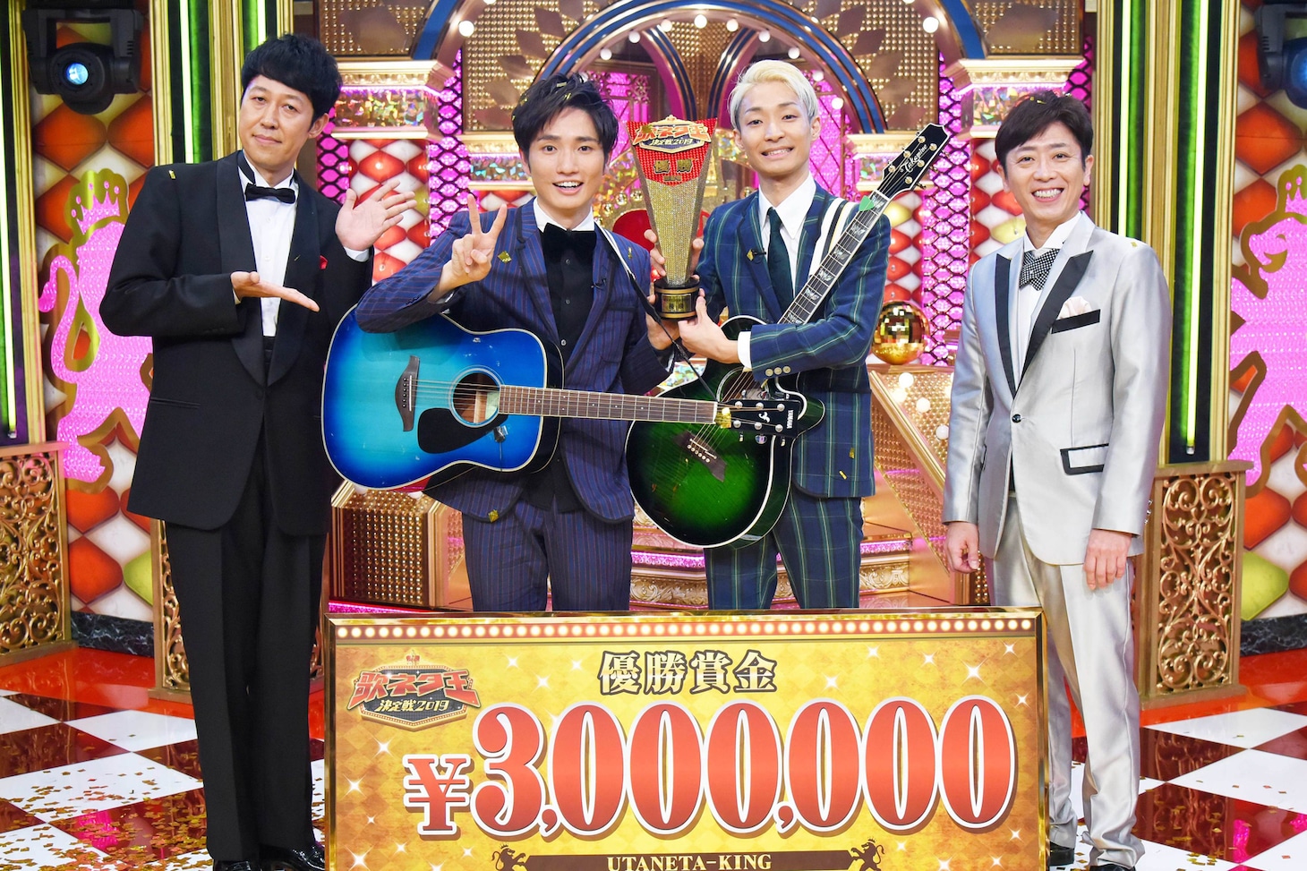 「歌ネタ王決定戦2019」で優勝したラニーノーズと司会を務めた小籔千豊（左）とフットボールアワー後藤（右）。