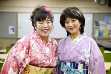 左から、吉田ゆり子（ゆりやんレトリィバァ）、水谷千重子（友近）。(c)関西テレビ