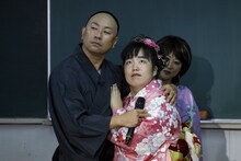 左から、こぶしたかし（レイザーラモンRG）、吉田ゆり子、水谷千重子。(c)関西テレビ