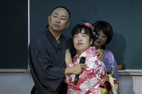 左から、こぶしたかし（レイザーラモンRG）、吉田ゆり子、水谷千重子。(c)関西テレビ