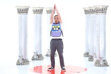 即興芸を披露する笑い飯・西田。(c)関西テレビ