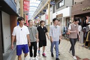 ジャルジャル、アキナ、かまいたちが「もう少し、嫌な奴」で商店街ロケを繰り広げるワンシーン。(c)ABCテレビ