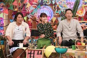 「キャンプたのしい芸人」MC側ゲストの(左から)狩野英孝、葵わかな、東野幸治。(c)テレビ朝日