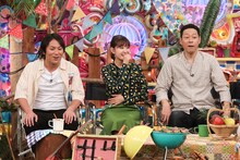 「キャンプたのしい芸人」MC側ゲストの（左から）狩野英孝、葵わかな、東野幸治。(c)テレビ朝日