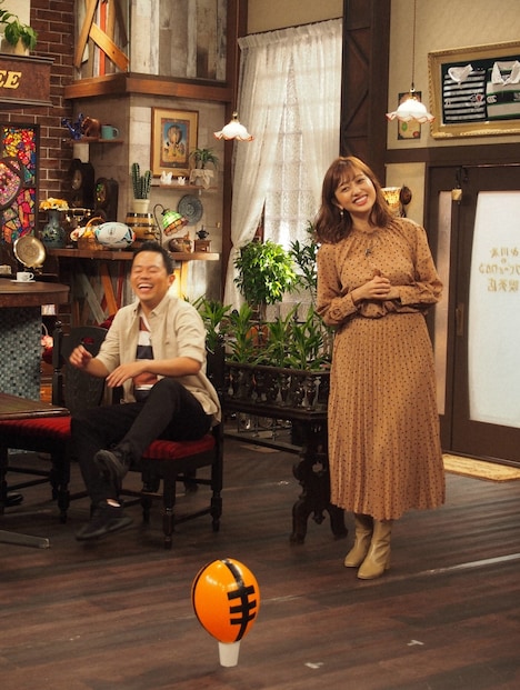 (左から)ダイアン津田、菊地亜美。