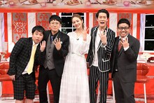 「マッチングIV」に出演する（左から）霜降り明星せいや、ミキ亜生、楓（E-girls）、霜降り明星・粗品、ミキ昴生。(c)TBS